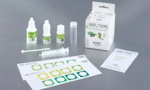 Zestaw do testowania poziomu **nh4** w akwarium: buteleczki z odczynnikami, probówka, strzykawka i karta porównawcza kolorów.