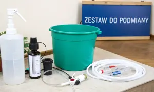 Zestaw do podmiany wody w akwarium: butelka z atomizerem, pojemnik, wężyk, strzykawki i buteleczka z płynem, prawdopodobnie antychlor.