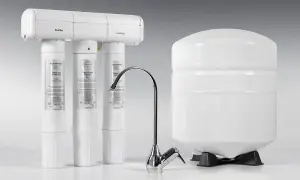 System odwróconej osmozy z filtrami, kranikiem i zbiornikiem.
