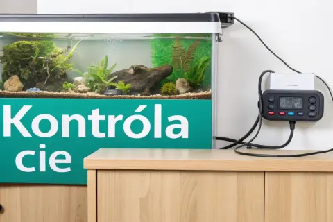 Elektroniczny kontroler monitoruje jaka temperatura w akwarium, zapewniając optymalne warunki dla ryb i roślin.