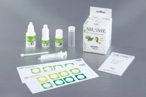 Zestaw do testowania poziomu **nh4** w akwarium: buteleczki z odczynnikami, probówka, strzykawka i karta porównawcza kolorów.