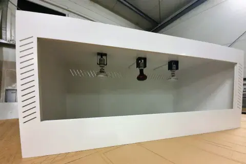 Nowe, białe terrarium z oświetleniem, idealne jako podłoże dla żółwia greckiego. Wentylacja po bokach.