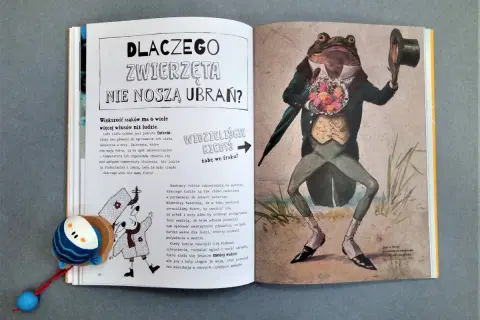 Ilustracja z książki o ichtiologii: żaba we fraku z bukietem kwiatów i kapeluszem. Obok tekst o futrze zwierząt.