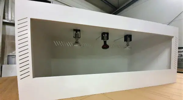 Nowe, białe terrarium z oświetleniem, idealne jako podłoże dla żółwia greckiego. Wentylacja po bokach.