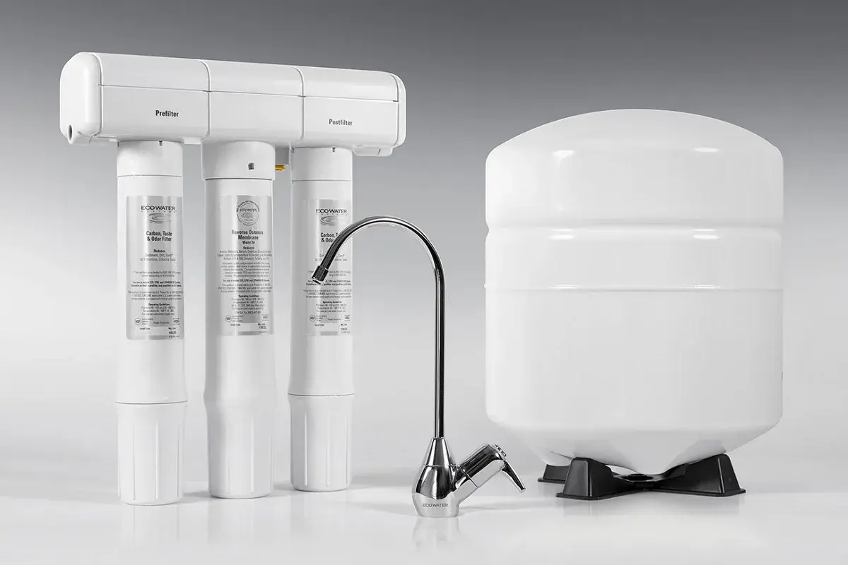 System odwróconej osmozy z filtrami, kranikiem i zbiornikiem.