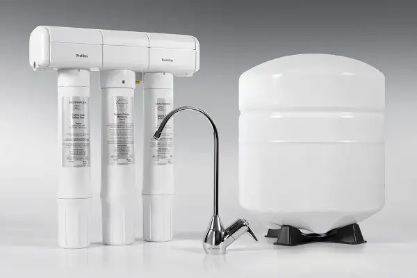 System odwróconej osmozy z filtrami, kranikiem i zbiornikiem.